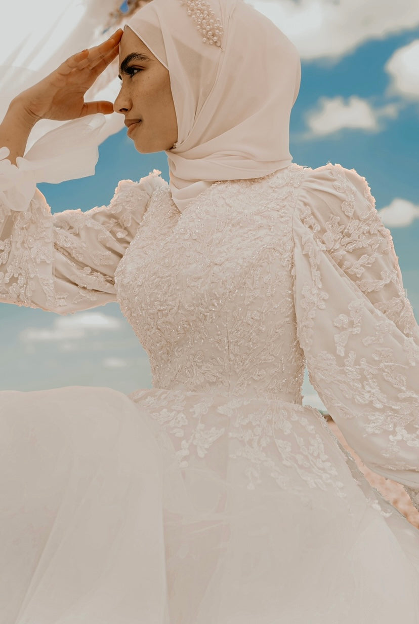 Robe de mariée en tulle et dentelle perlée avec manches ballon