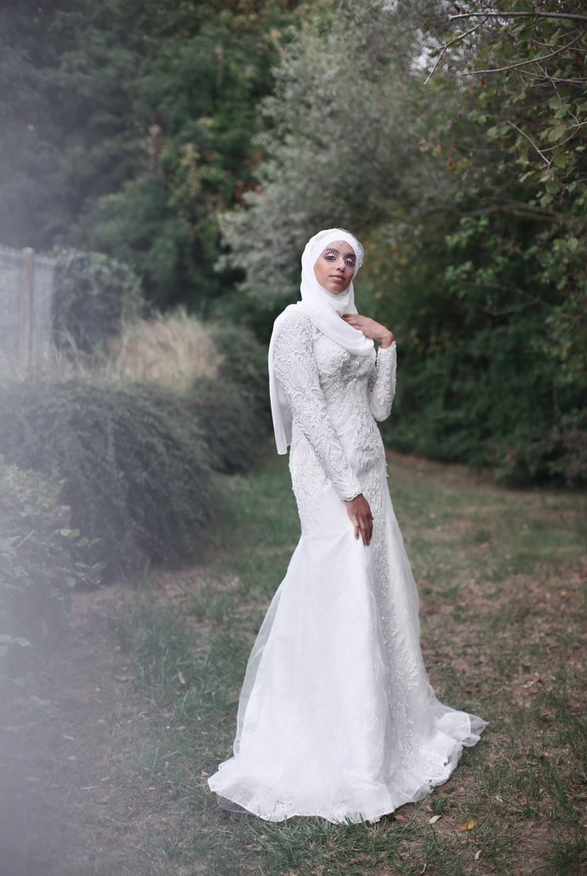 Robe coupe fourreau double dentelle, avec surjupe amovible, manches transparentes