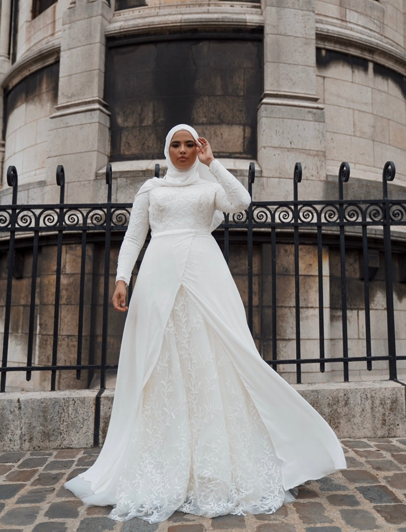 Robe en mousseline georgette, buste en double dentelle perlée, manches transparentes
