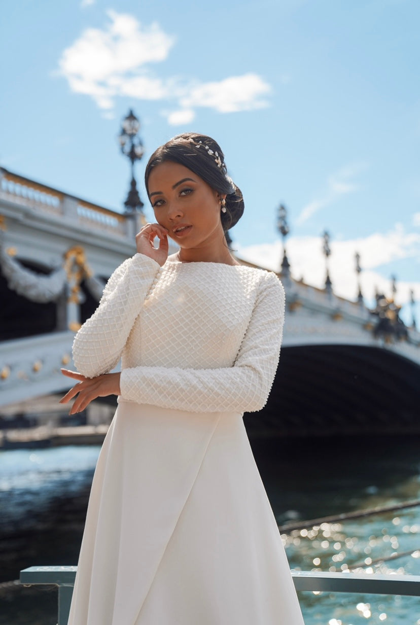robe de mariée Robe coupe droite en crêpe et dentelle perlée quadrillée