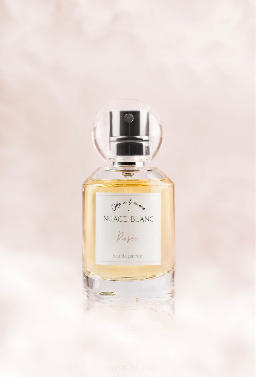 Rosée est une Eau de Parfum qui inspire à l’évasion, aux notes florales et apaisantes
