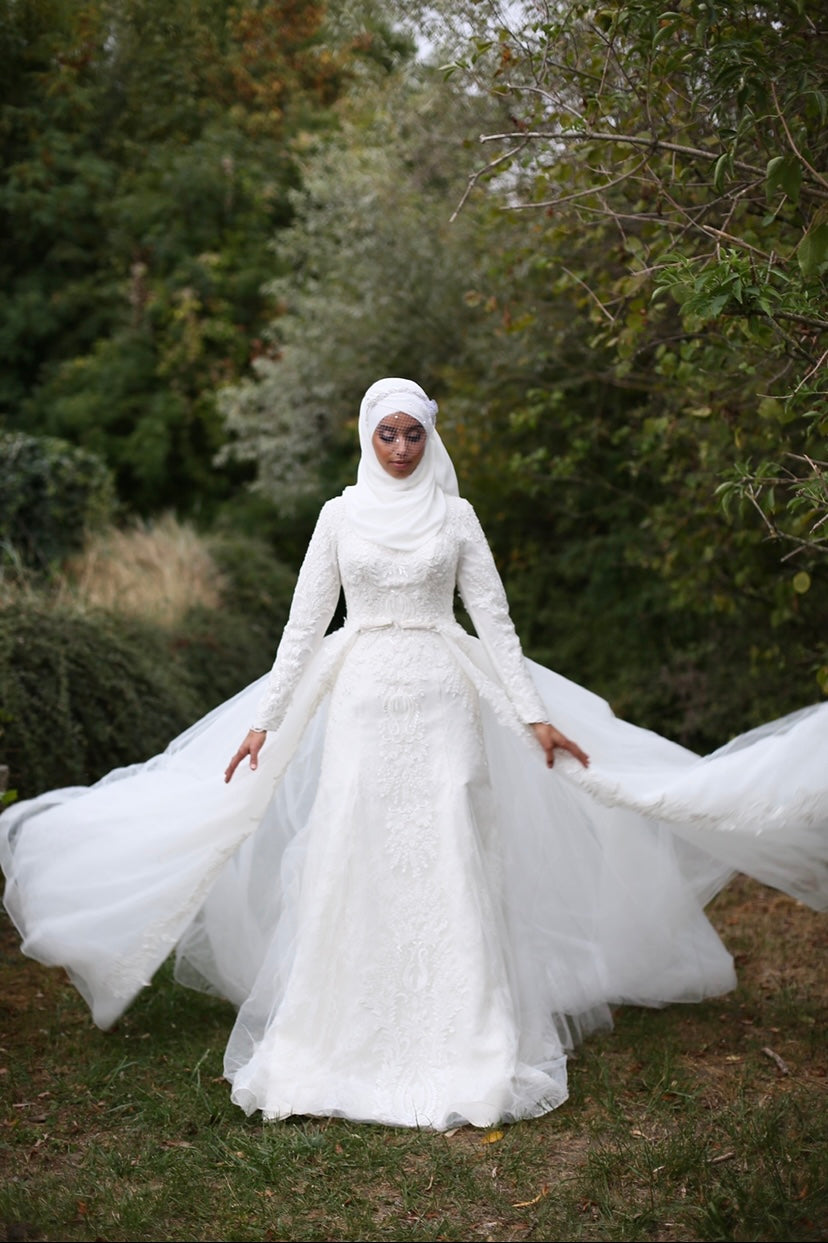 Robe coupe fourreau double dentelle, avec surjupe amovible, manches transparentes