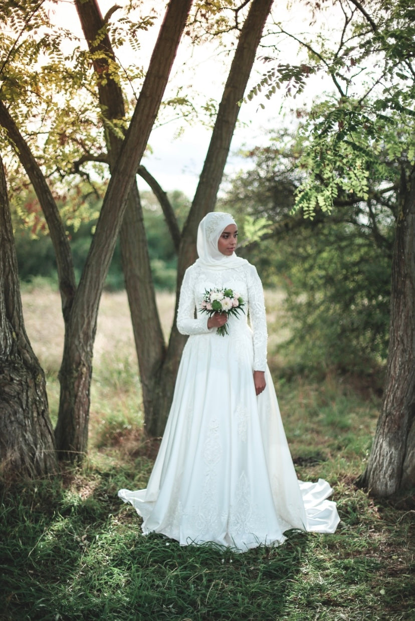 Robe en satin, avec empiècements de dentelle guipure, manches transparentes