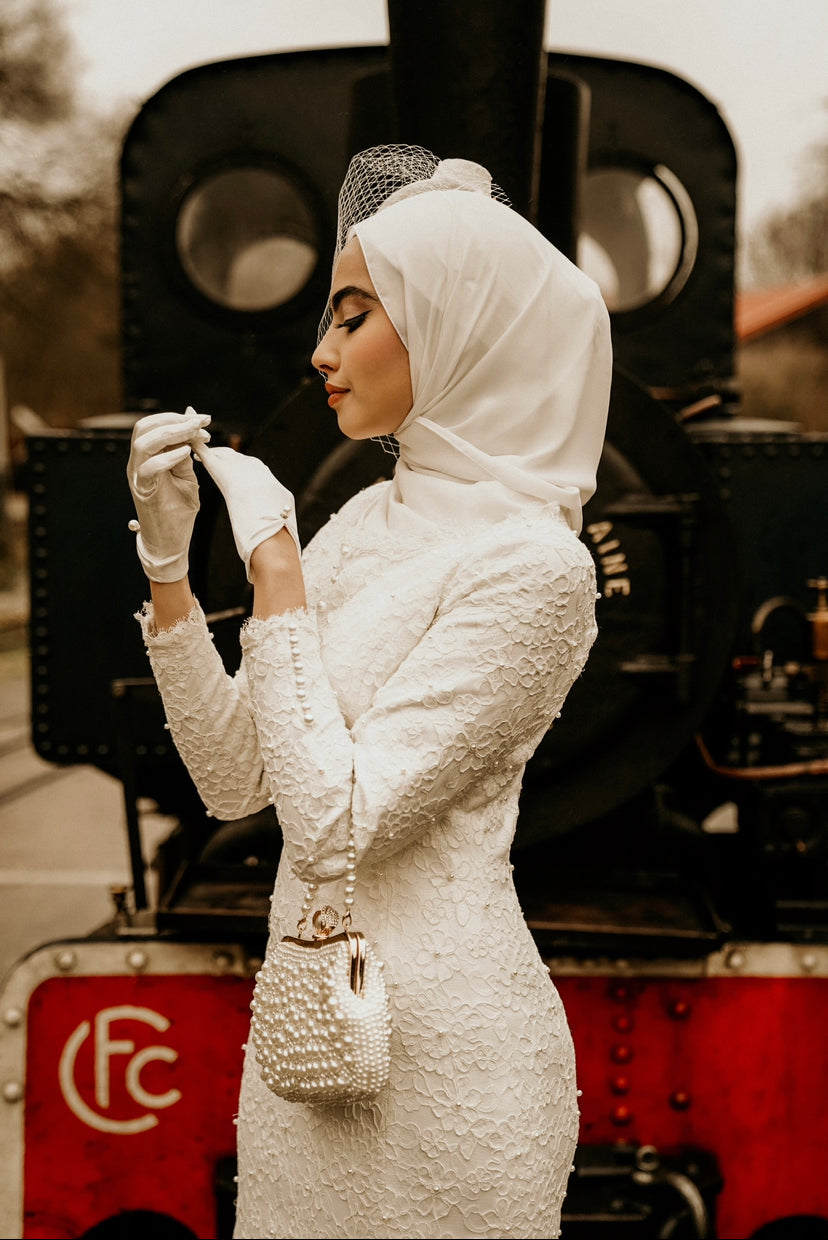 Robe coupe fourreau en dentelle de calais perlée