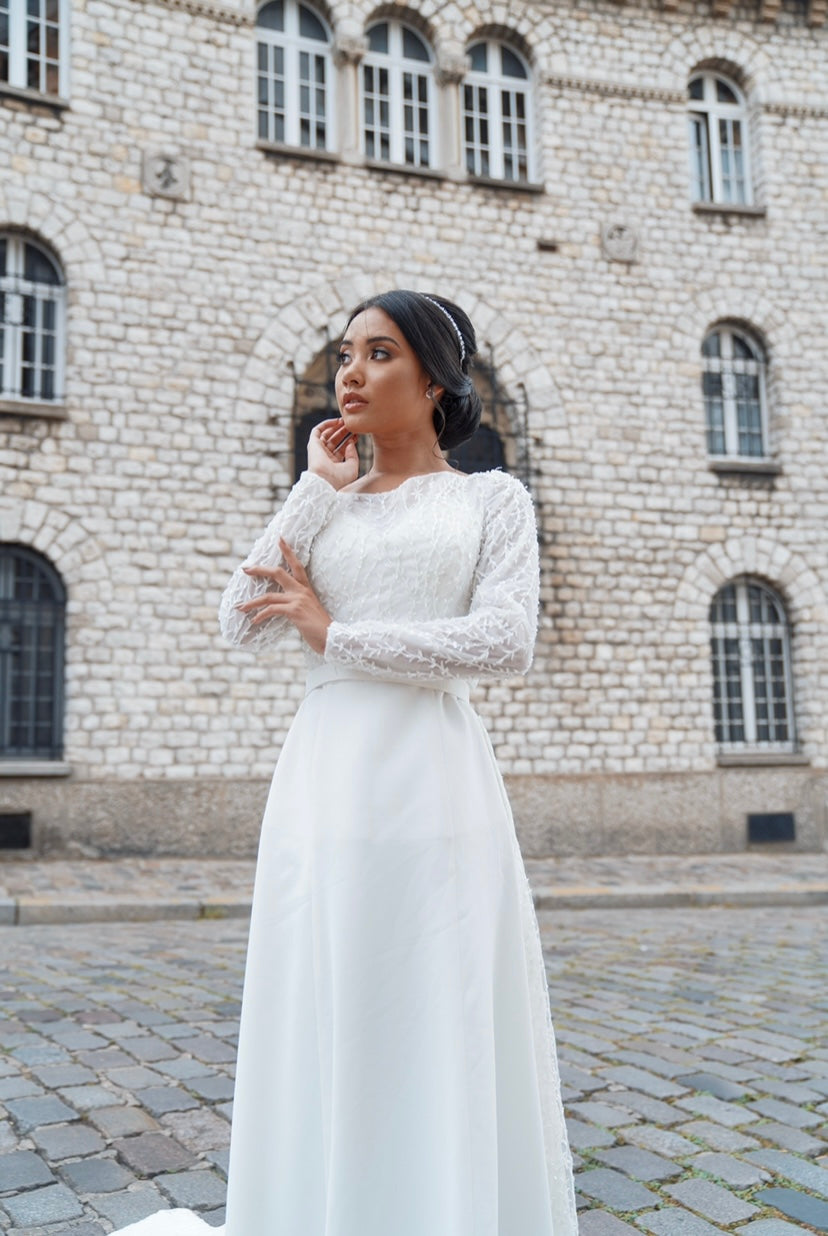 Robe coupe fourreau en crêpe, avec surjupe amovible en dentelle feuillage