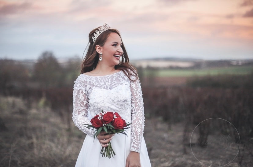 Robe en crêpe avec buste dentelle perlée, manches transparentes