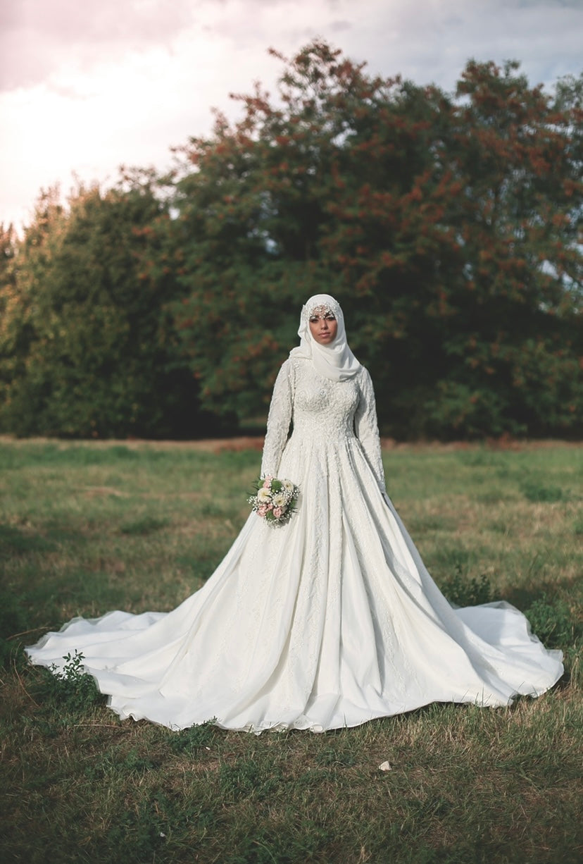 Robe en dentelle perlée, coupe princesse, très longue traine, manches transparentes
