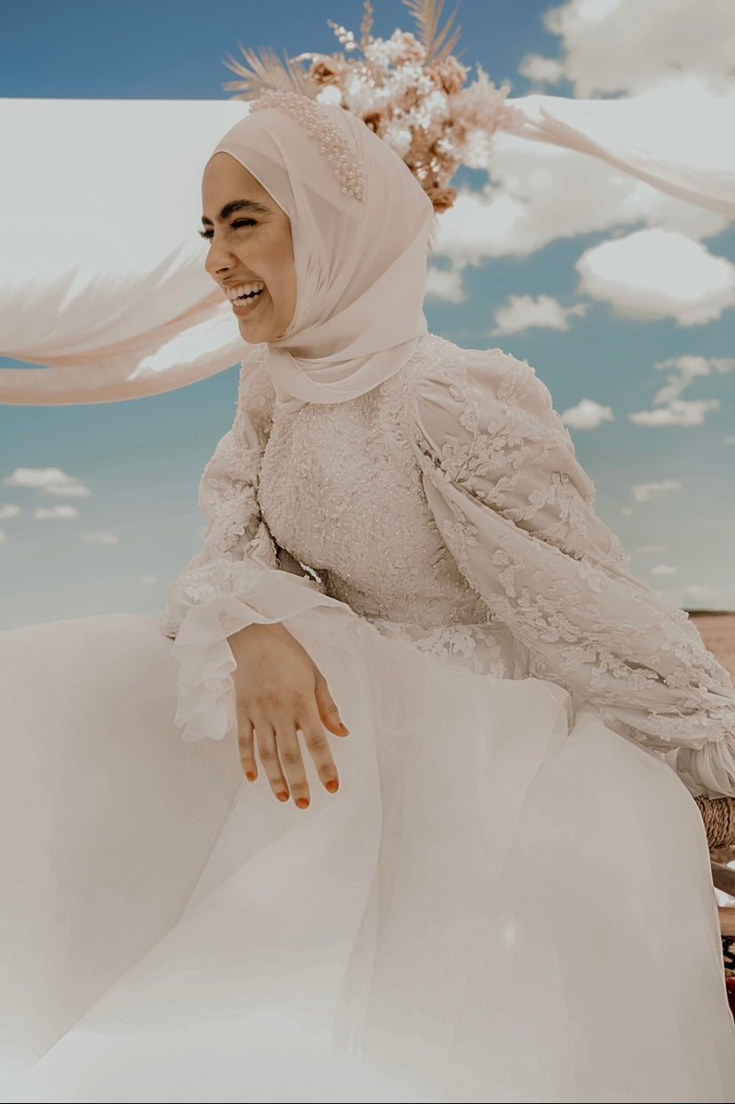 Robe de mariée en tulle et dentelle perlée avec manches ballon