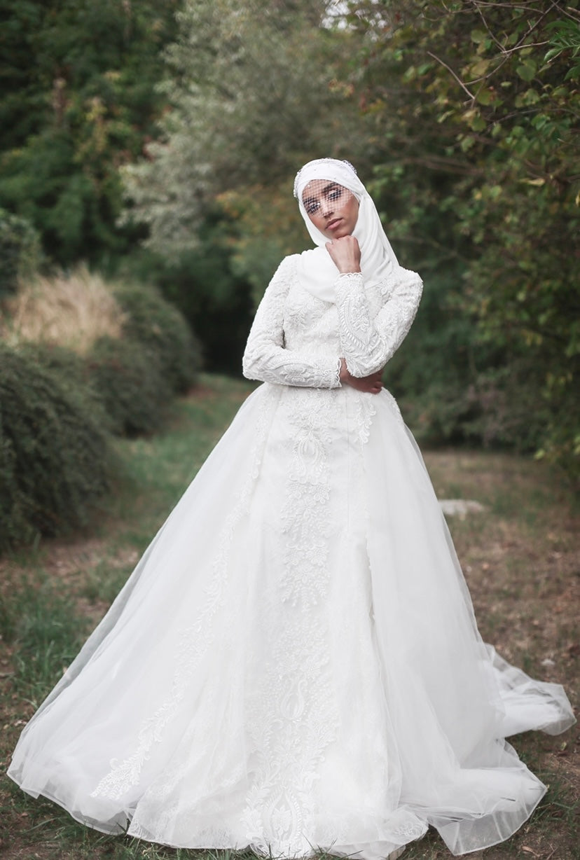 Robe coupe fourreau double dentelle, avec surjupe amovible, manches transparentes