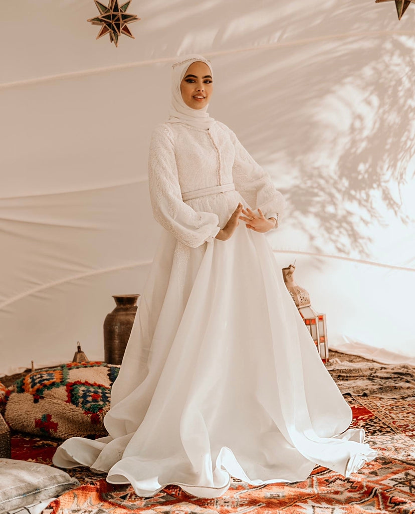 Robe de mariée en organza de soie avec buste en dentelle perlée, manches bouffantes
