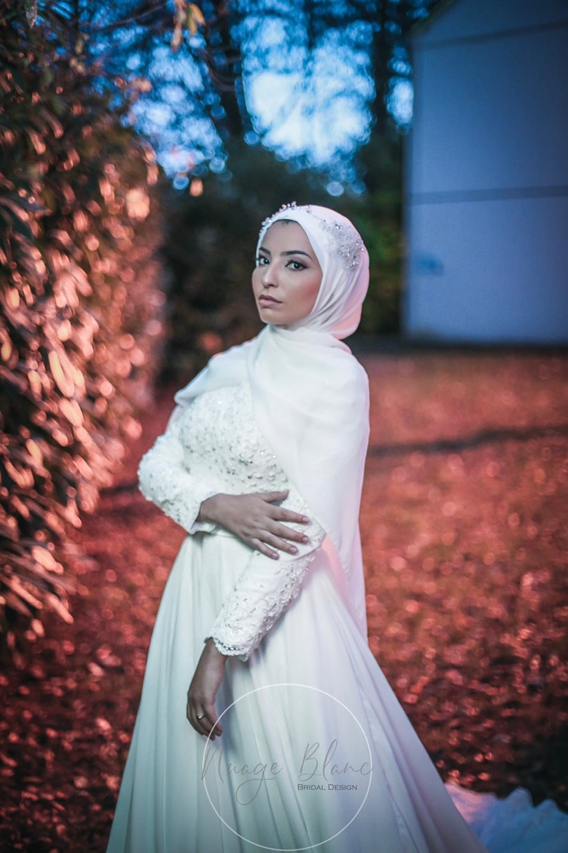 Robe en mousseline de soie, buste en dentelle perlée