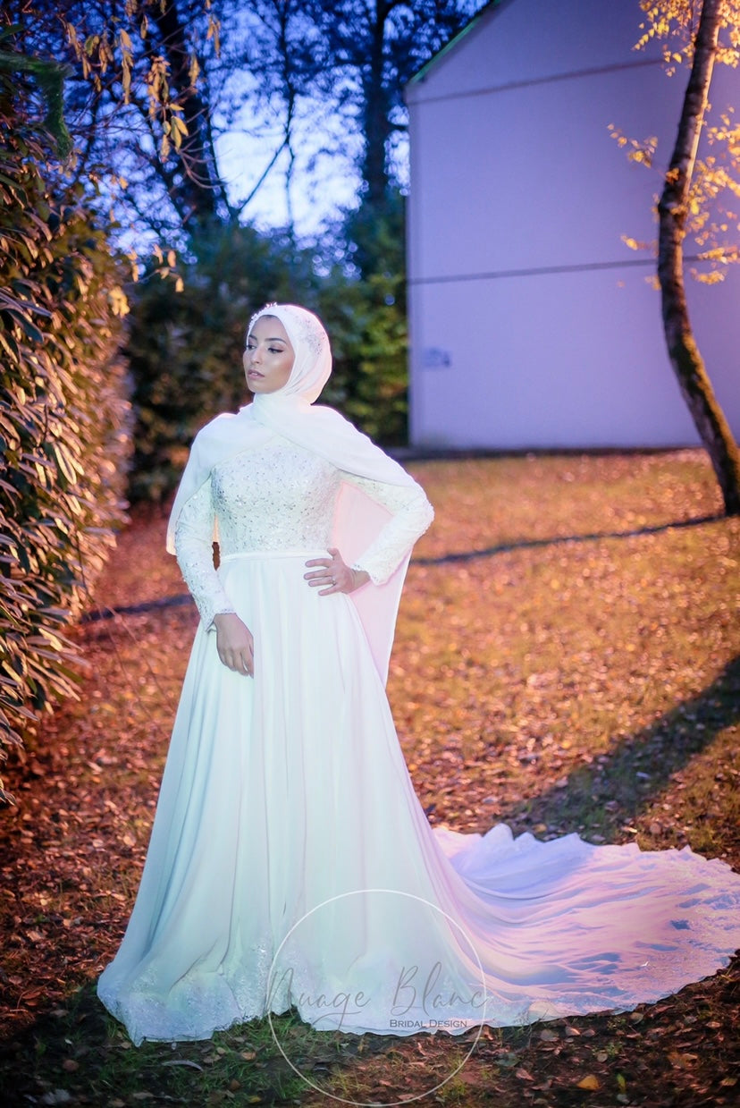 Robe en mousseline de soie, buste en dentelle perlée