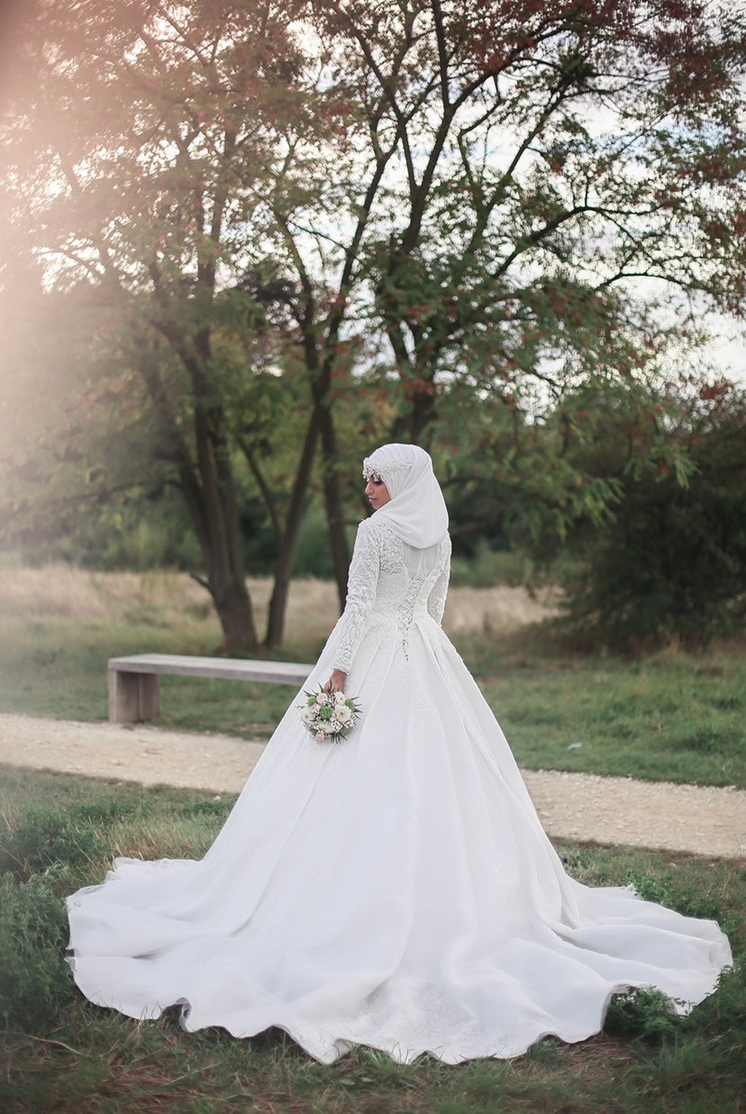 Robe en dentelle perlée, coupe princesse, très longue traine, manches transparentes