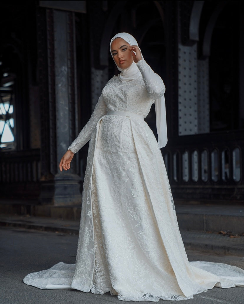 Robe en dentelle perlée, coupe fourreau et surjupe amovible