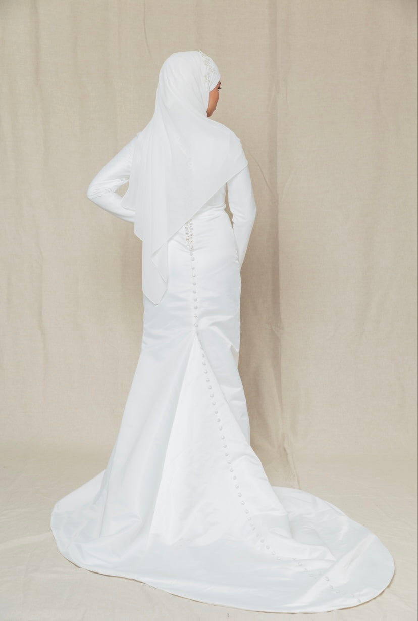 Robe fourreau en satin duchesse, manches opaques
