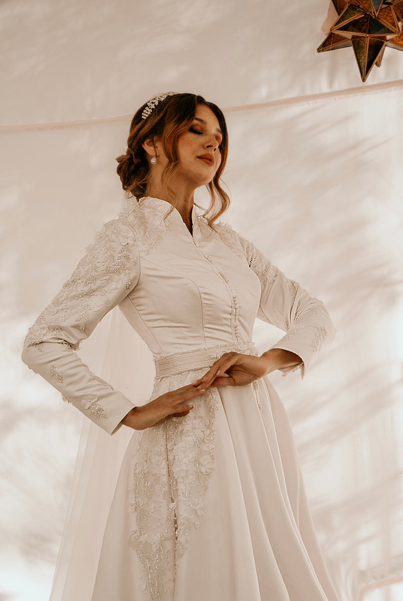 Robe de mariée en satin duchesse avec empiècement de dentelle fleurie et col officier