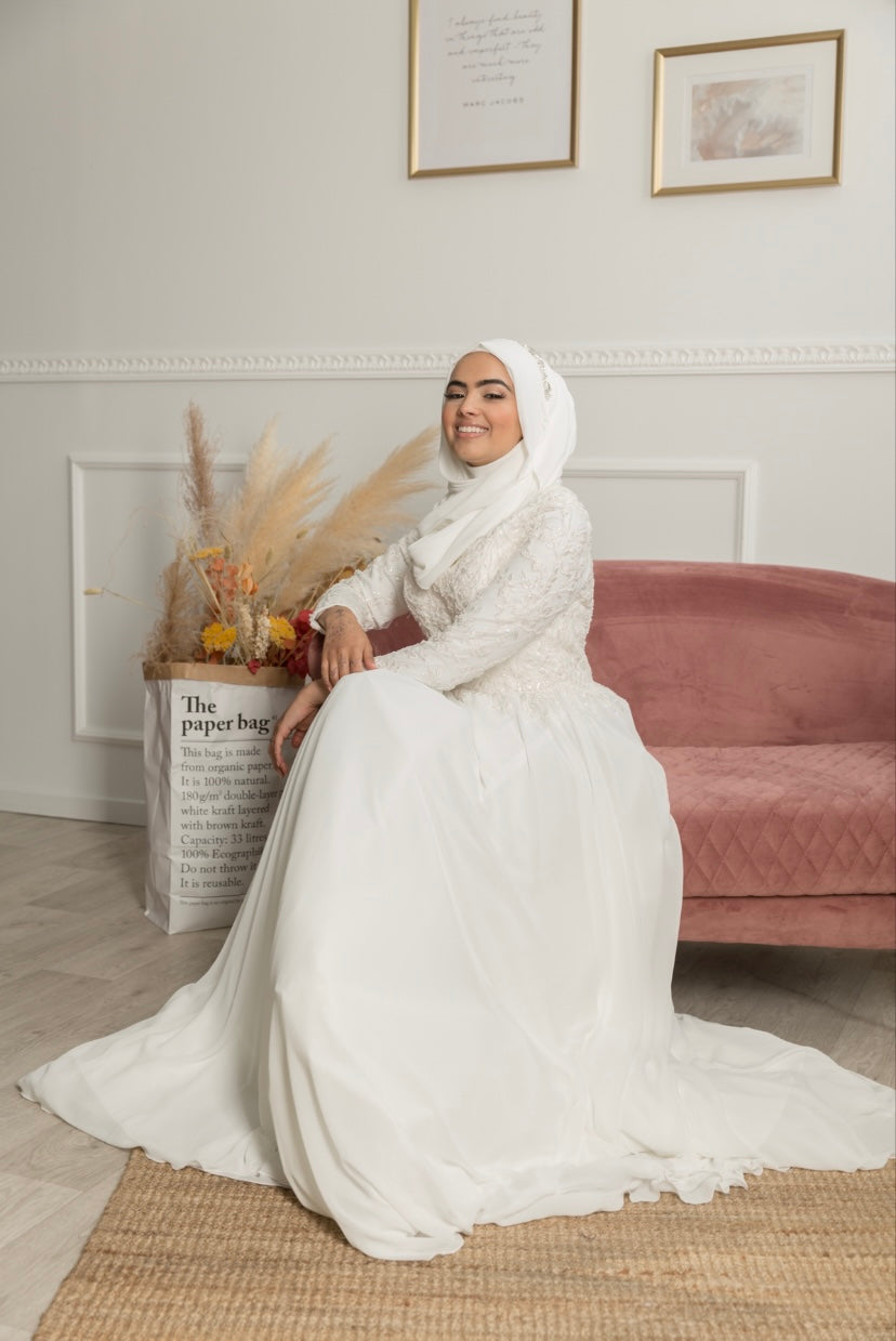 Robe en mousseline georgette, avec buste en dentelle perlée, manches opaques