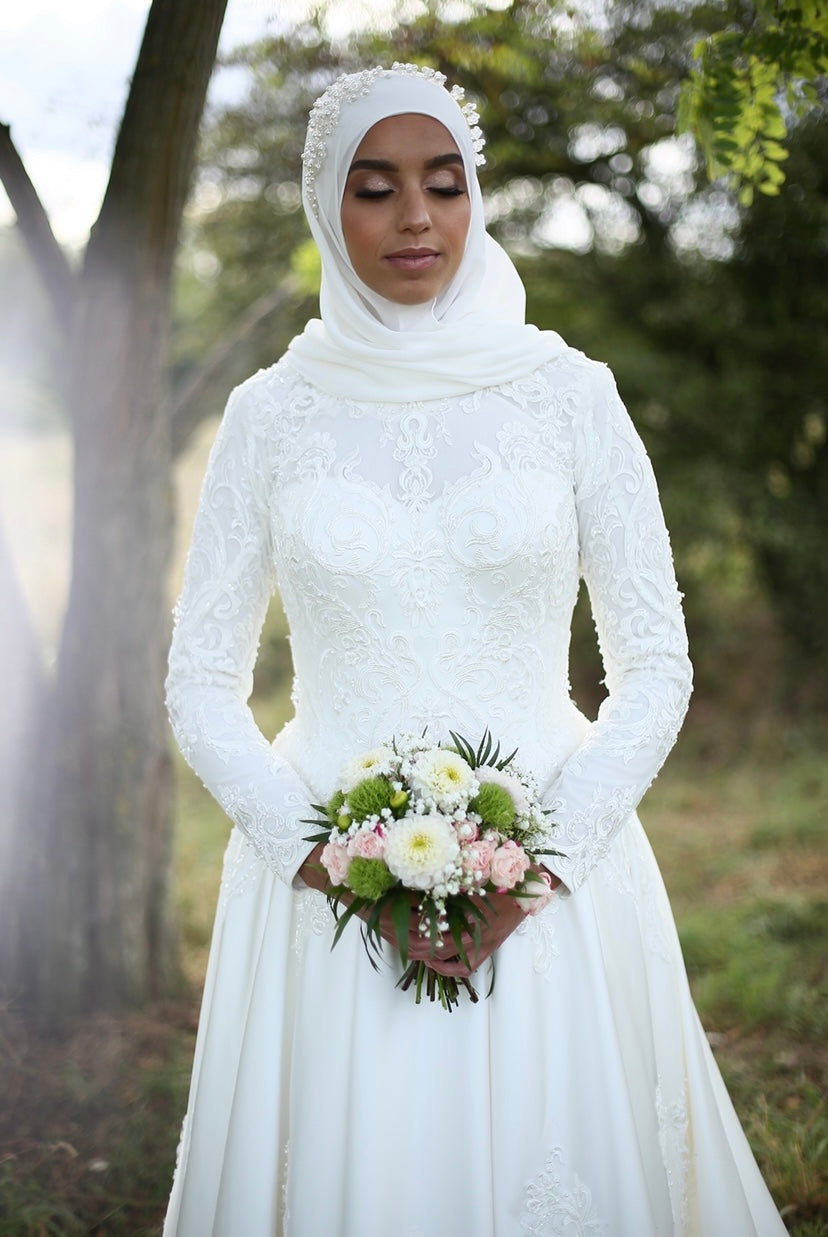 Robe en satin, avec empiècements de dentelle guipure, manches transparentes