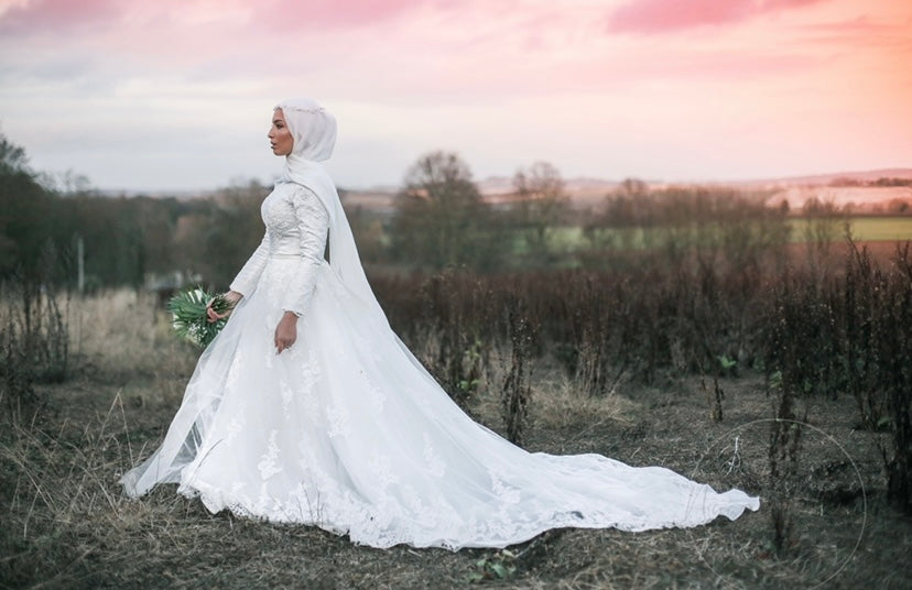 Robe en dentelle guipure coupe fourreau avec surjupe amovible, manches opaques