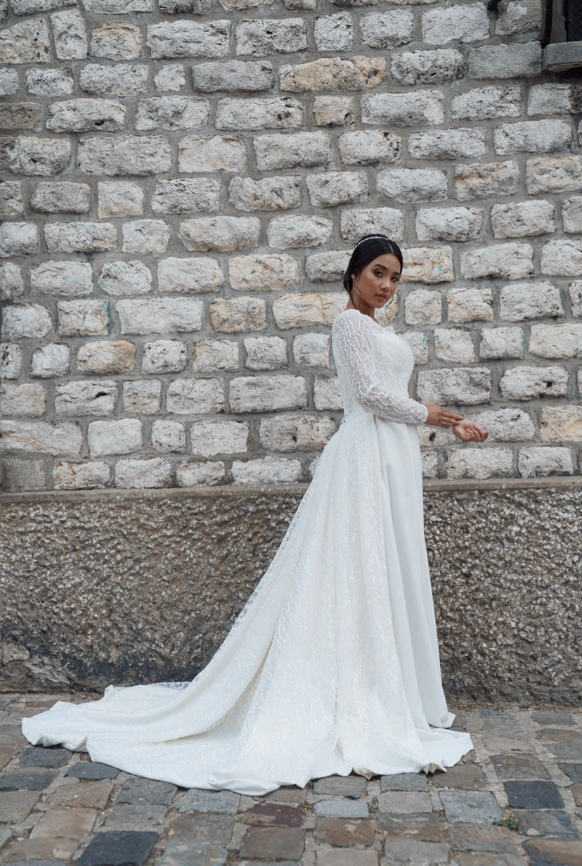 Robe coupe fourreau en crêpe, avec surjupe amovible en dentelle feuillage