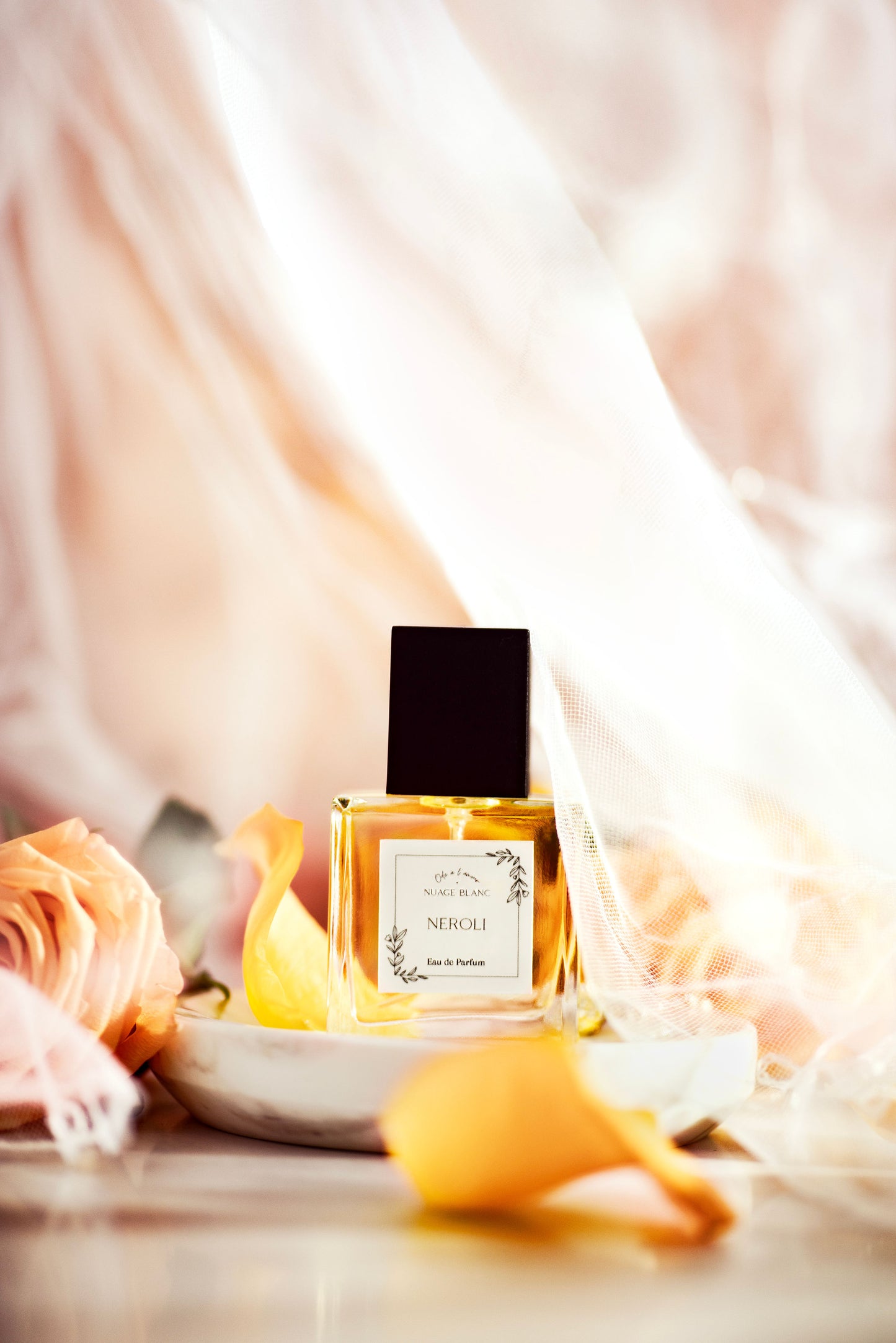 Eau de parfum aux notes vanillées et florales à la fois, un parfum doux, profond et frais