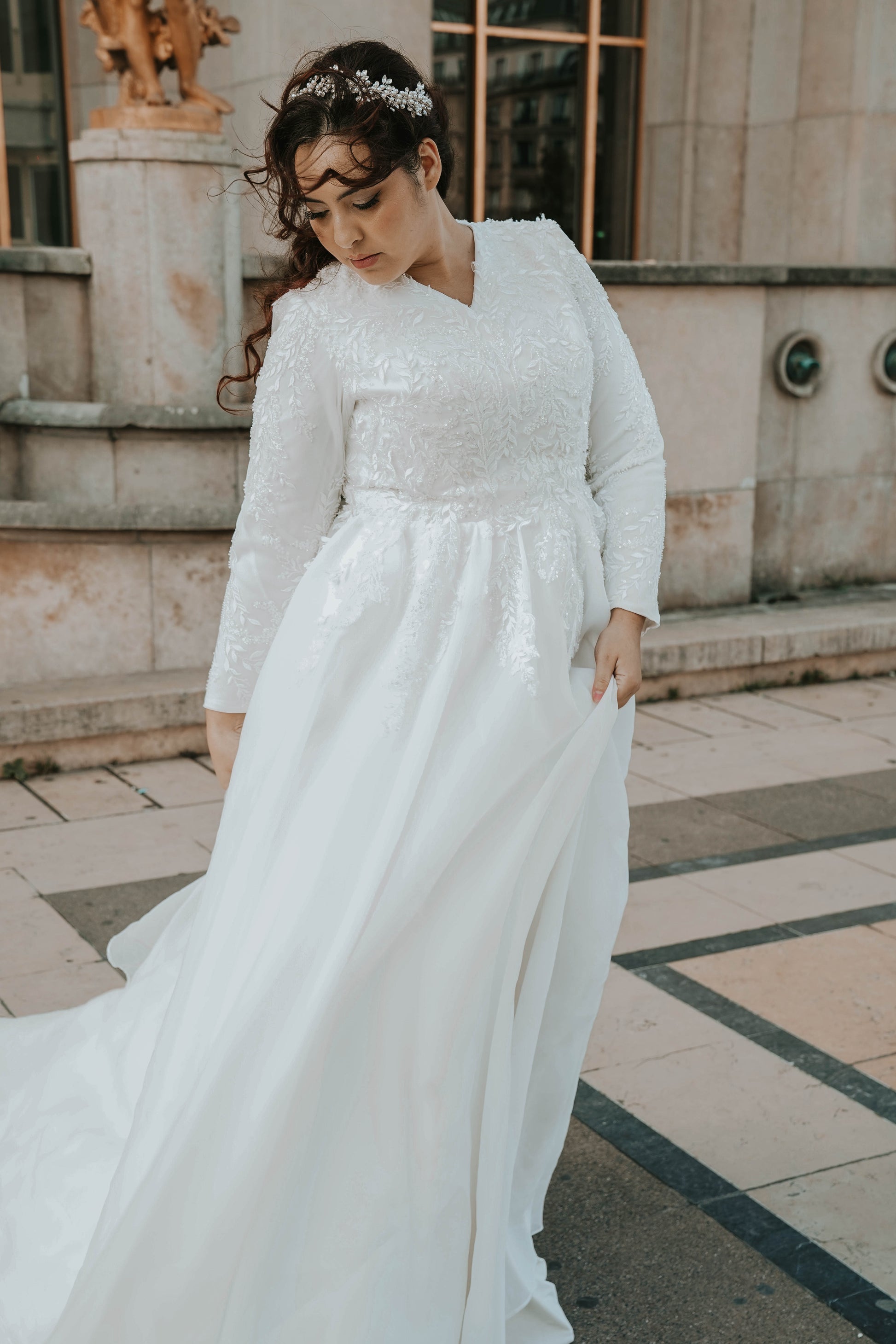 Robe de mariée en organza de soie avec dentelle perlée sur le buste