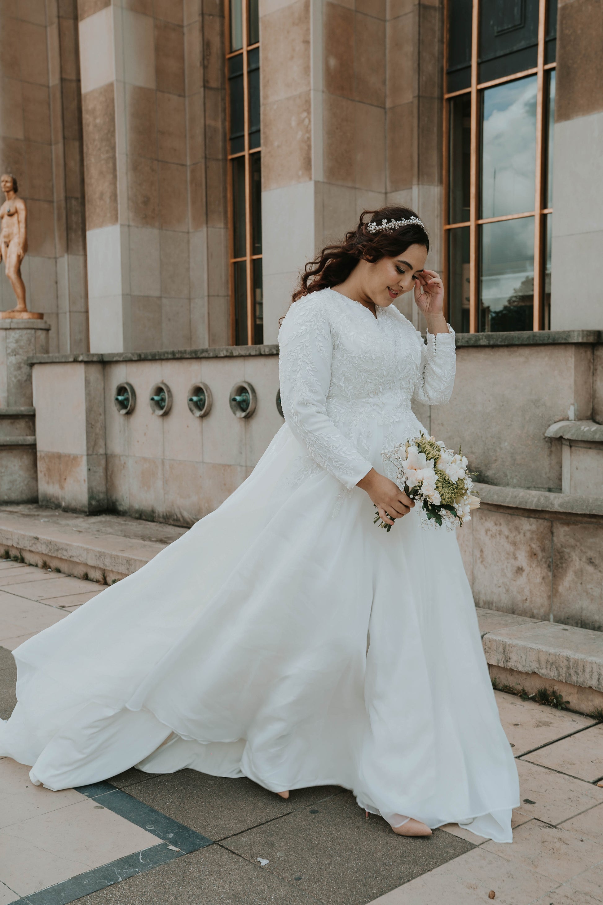 Robe de mariée en organza de soie avec dentelle perlée sur le buste