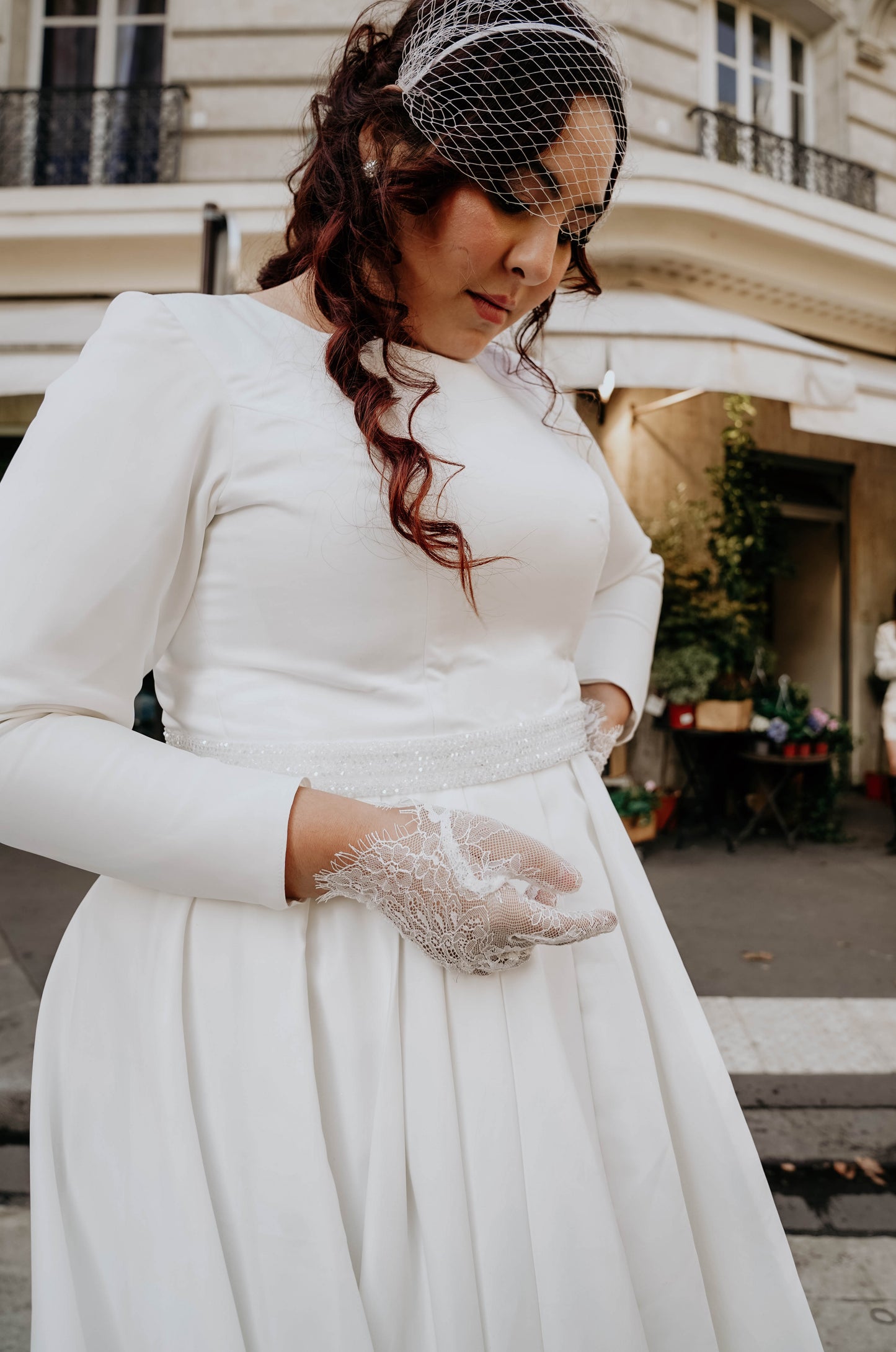 Robe de mariée en satin duchesse coupe trapèze et une ceinture de perles 