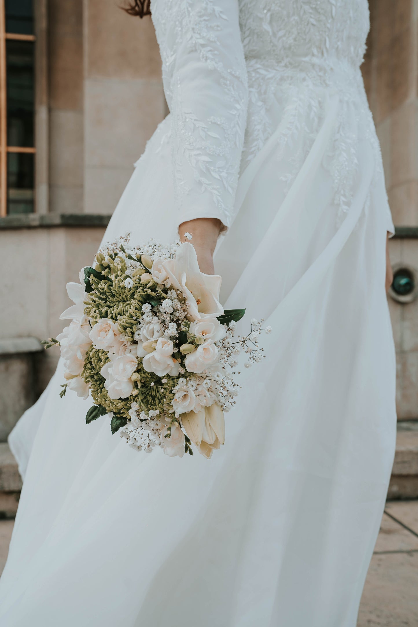 Robe de mariée en organza de soie avec dentelle perlée sur le buste