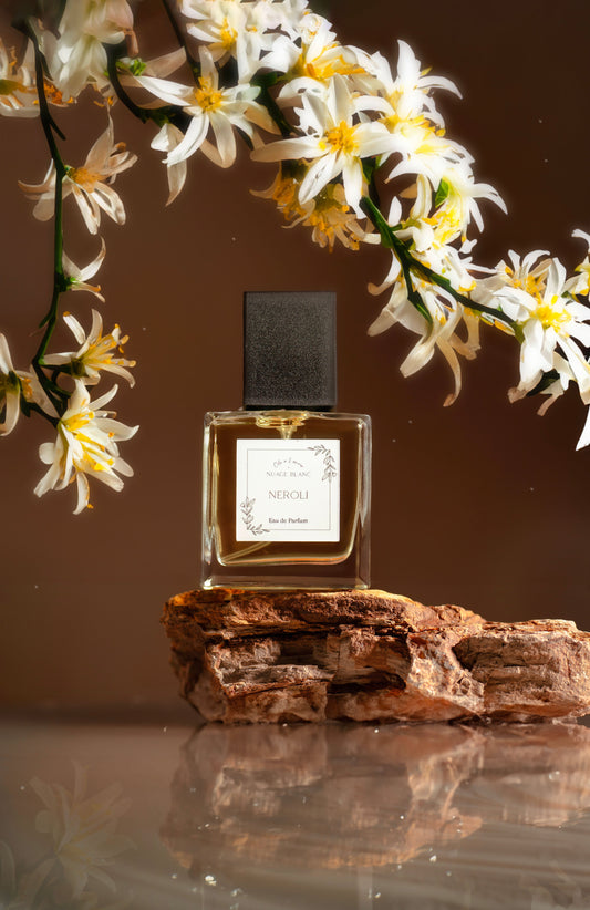 Eau de parfum aux notes vanillées et florales à la fois, un parfum doux, profond et frais