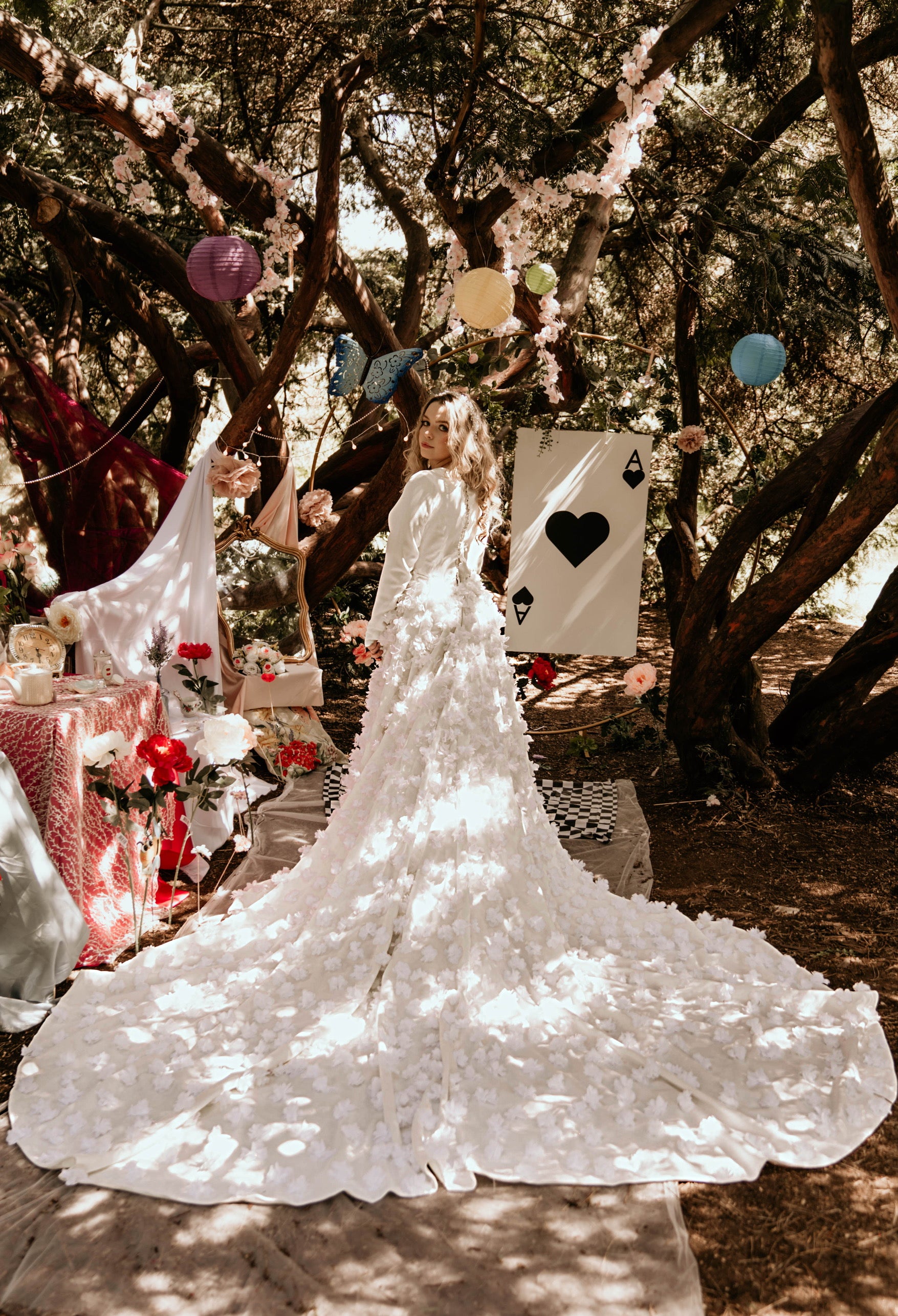 Robe de mariée avec longue traîne floral 