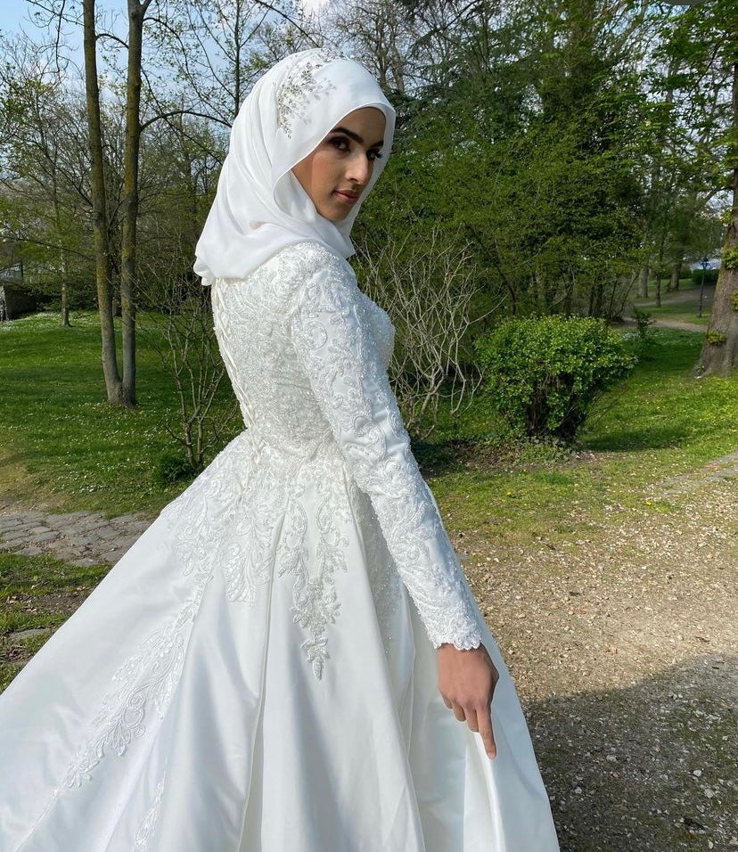 Robe de mariée en satin duchesse et dentelle perlée, manches opaques