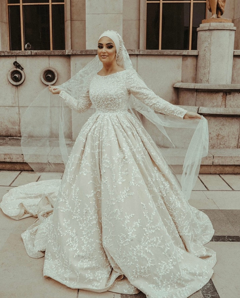 Robe princesse ornée de dentelle perlée avec très longue traîne couleur beige 