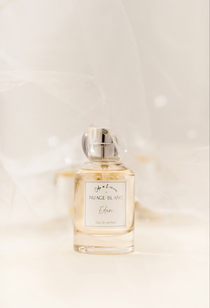 Eden est une Eau de Parfum pétillante, aux notes fruitées et gaies