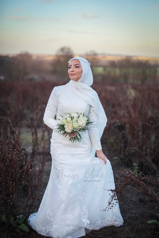 Robe de mariée en dentelle guipure coupe fourreau avec surjupe amovible, manches opaques