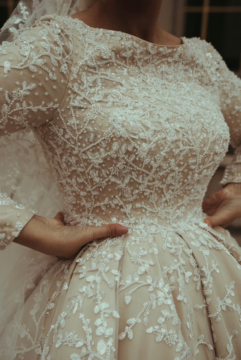 Robe princesse ornée de dentelle perlée avec très longue traîne couleur beige 