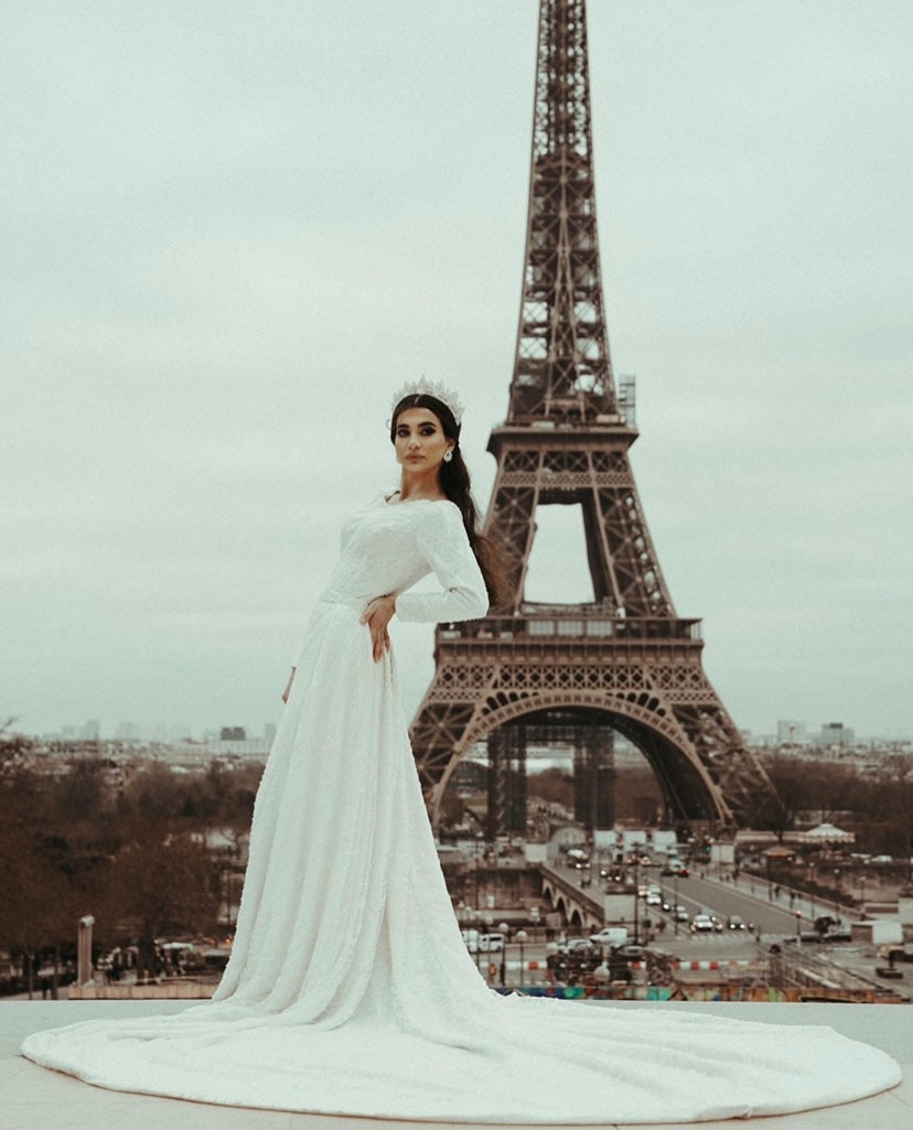 Robe de mariée avec surjupe en dentelle perlée